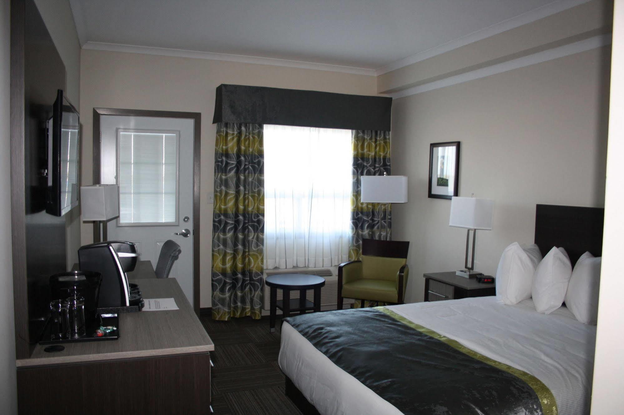 Crossroads Inn & Suites Paradise Exterior photo